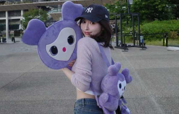 미카미 유아의 전신 SANA 주변기기를 들고 트와이스 콘서트를 순례합니다! 피부가 선명하게 보일 정도로 가까워서 '조금 변태적이다'라고 자조한다. 대표 이미지